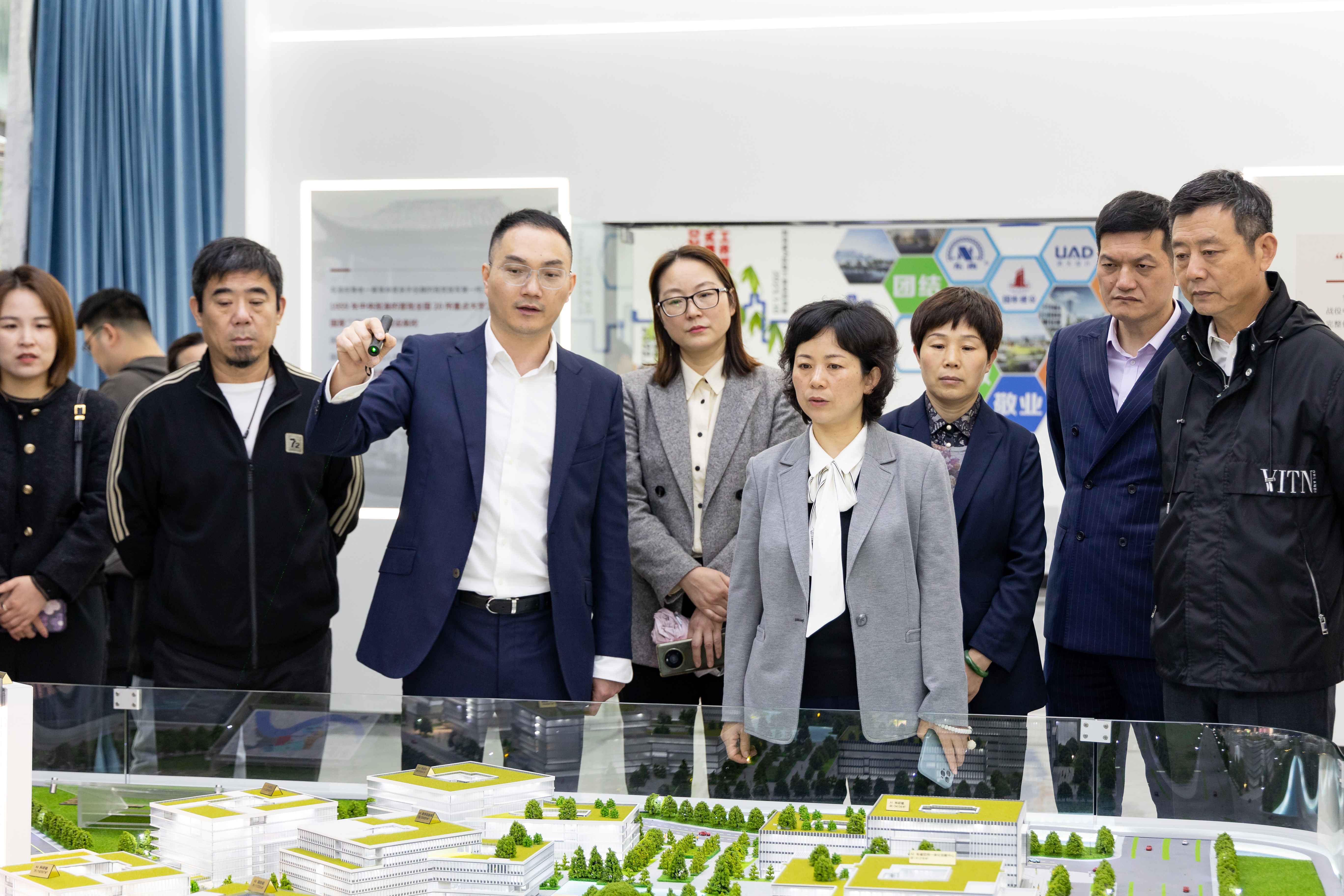 區政協領導和工會界別委員一行走進西電項目開展進基層送服務活動